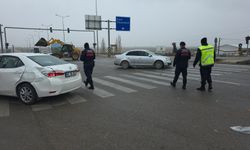 Tır ile otomobil çarpıştı: 4'ü hakem 5 yaralı