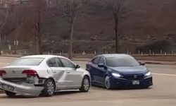 Otomobillerin çarpıştığı kaza kamerada