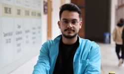 Kütüphanede memur, amfide tıp öğrencisi