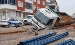 Park halindeki kamyon çukura düştü