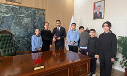 ÖĞRENCİLERDEN KAYMAKAM ÖĞÜT’E ANLAMLI HEDİYE