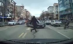 El freni çekilmeyen araç hareket etti, başka bir sürücü koşarak el frenini çekti