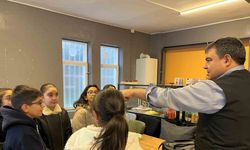 Kırşehir Vali Yardımcısı Balcı tost yaptı, öğrencilerin hesabını ödedi