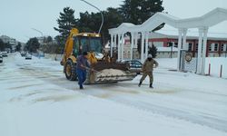 Çiçekdağı yılın ilk gününe karla mücadeleyle başladı