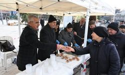 Cacabey Meydanı’nda Miraç Kandili lokması dağıtıldı