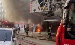 Dükkan önünde başlayan yangın akülerin patlamasıyla büyüdü