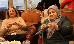 Kırşehir'de kadınlardan ihtiyaç sahibi çocuklara karne hediyesi