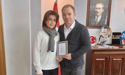 Kuzey Yılmaz’dan Müdür Gülşen’e Anlamlı Hediye