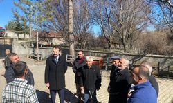 Akpınar’da Cuma Namazı Sonrası Köy Meydanında Dikkat Çeken Buluşma