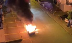 Park halindeki otomobil alev alev yandı