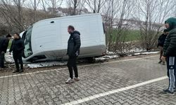 Panelvan araç yan yattı: 1 yaralı