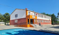 Necatibey Ortaokulu’nda Esma Nur Okşak’tan Bayrak Coşkusu