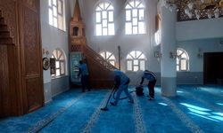 Kırşehir’de Yükümlüler Camilerde Temizlik Yapıyor