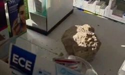 Fark ücreti vermek istemeyen kadın eczaneye taşla saldırdı, kapıları tekmeledi