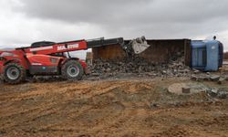 Kırşehir’de briket yüklü kamyon yan yattı