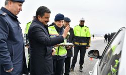 Vali Demiryürek Denetim Noktalarında Vatandaşlarla Bayramlaştı