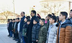 Vali Demiryürek, İlkokulda Bayrak Törenine Katıldı