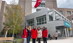 AK Parti Kadın Kolları Başkanı Fatma Yılmaz’dan Miniklere 23 Nisan Ziyareti