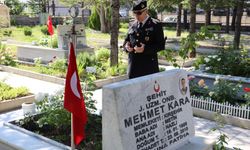 Karanfiller Dualarla Bırakıldı