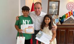 Zeynep ve Miraç Karne Sevincini Müdür Gülşen ile Paylaştı