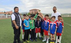 MUCUR’DA İLKOKULLAR ARASI FUTBOL TURNUVASI TAMAMLANDI