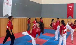 Mucur'da GSB Spor Okulları'nda Tekvando Eğitimi Devam Ediyor