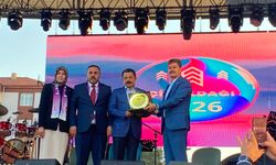 Çiçekdağı’nda Valiye Hasan Hakanoğlu ve Necmettin Erkan’dan Plaket