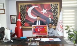 Azim’in El Emeği Türk Bayrağı Bilgiç’e Hediye Edildi