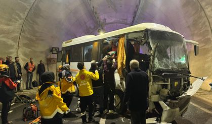 Sivas'ta midibüs ile tırın çarpıştığı kazada 3 kişi yaralandı