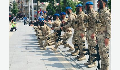 Jandarma komandoların gösterisi nefes kesti