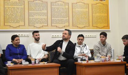 Bakan Yardımcısı Eminoğlu, Öğrencilerle Sahurda Buluştu