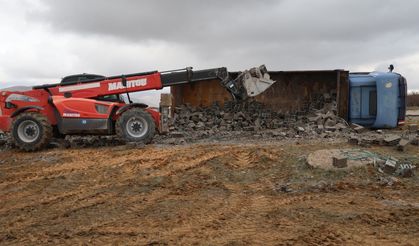 Kırşehir’de briket yüklü kamyon yan yattı