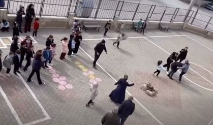 Öğretmen Düştü, Öğrenciler Koşarak Sarıldı