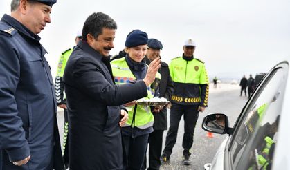 Vali Demiryürek Denetim Noktalarında Vatandaşlarla Bayramlaştı