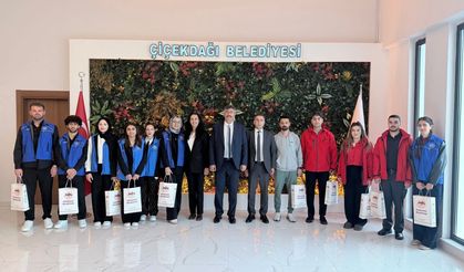 Hasan Hakanoğlu Gençlerle Bayrak Teslim Töreninde Bir Araya Geld