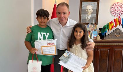 Zeynep ve Miraç Karne Sevincini Müdür Gülşen ile Paylaştı