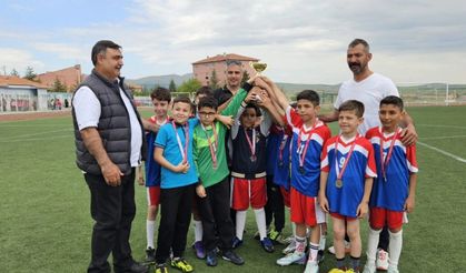 MUCUR’DA İLKOKULLAR ARASI FUTBOL TURNUVASI TAMAMLANDI