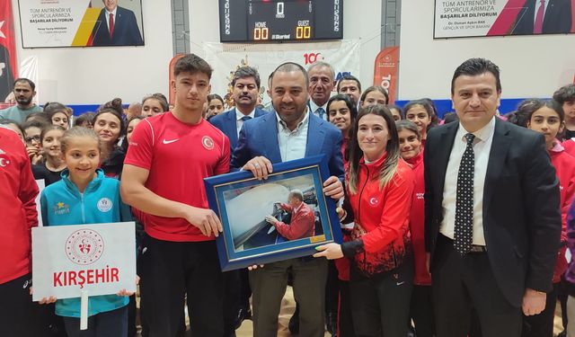 Yerlikaya, Kırşehir'de genç sporcuları destekliyor