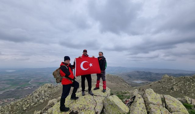 Kırşehirli dağcılar, 1612 metre yüksekte Türk bayrağı açtı