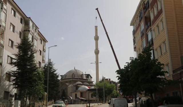 Devrilme tehlikesi bulunan minarenin kontrollü yıkımına başlandı