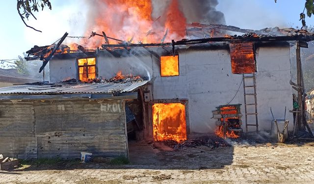 Çıkan yangında bir ev yandı