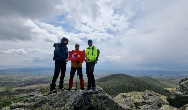 Kırşehirli dağcılar Kale Tepe zirvesinde mutluluk ve üzüntüyü bir arada yaşadı