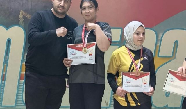 Kırşehirli Öğrencilerden Bilek Güreşinde Türkiye Derecesi
