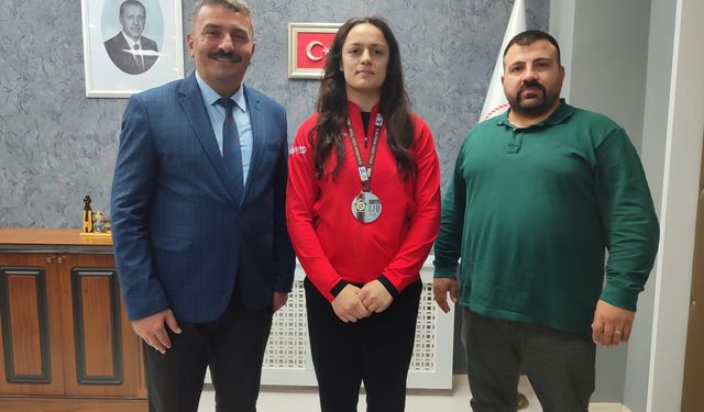Avrupa ikincisi sporcu, madalya gururunu müdürüyle paylaştı
