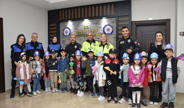 Kırşehir Emniyet Müdürü Kartal, minik öğrencileri ağırladı