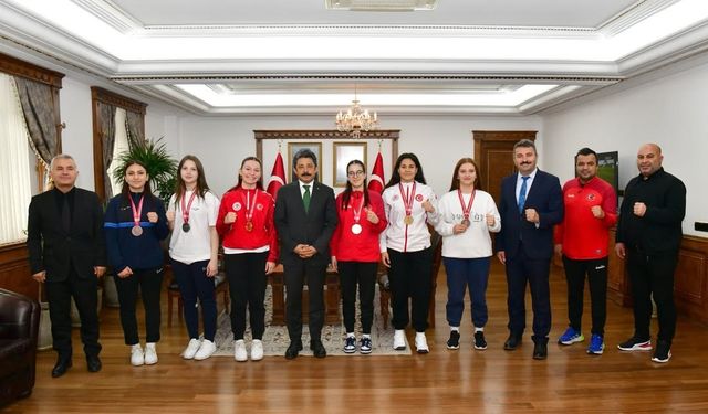 Genç boksörler, madalyalarını Valiye armağan etti