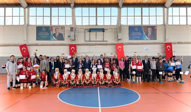 23 Nisan Coşkusu Kaman’da Voleybol Turnuvası ile Taçlandı”