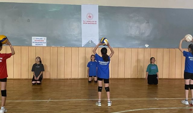 Mucur’da Çocuklar Fileyle Buluşuyor: GSB Spor Okulları Voleybol Kursları Devam Ediyor