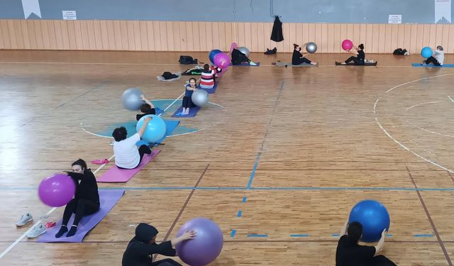 Mucur’da Sağlıklı Yaşam İçin Adım Atıldı: “Koşabiliyorken Koş” Projesi Kapsamında Pilates Etkinlikleri Sürüyor