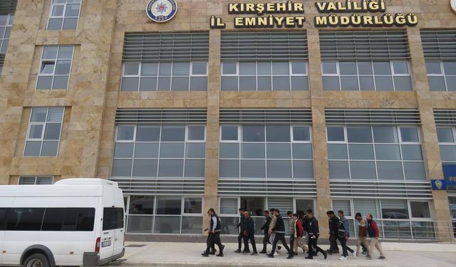 Kırşehir Polisi Düzensiz Göçmenlere Geçit Vermedi: 18 Düzensiz Göçmen Yakalandı